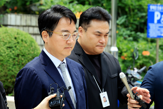(서울=뉴스1) 이호윤 기자 = 12·3 비상계엄 내란 가담 및 직권남용 혐의를 받고 있는 심우정 전 검찰총장이 16일 서울 서초구 서울중앙지법에서 열린 구속 전 피의자 심문(영장실질심사)을 마치고 법원을 나서고 있다. /사진=뉴스1