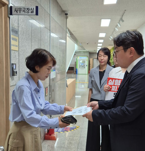 안양시의회 더불어민주당 소속 시의원들이 새로 선출된 음경택 의장에 대한 불신임안을 제출하고 있다./사진제공=안양시의회