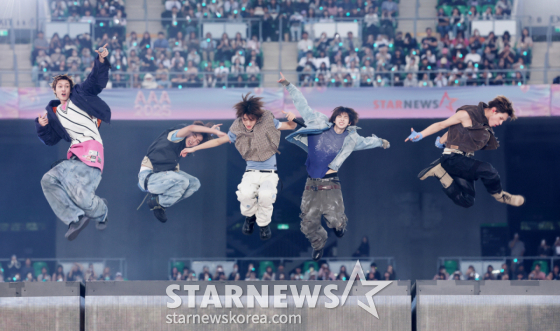 그룹 코르티스가 6일 가오슝 내셔널 스타디움에서 진행된 스타뉴스 주최 '10주년 아시아 아티스트 어워즈 2025(10th Anniversary Asia Artist Awards 2025, '10주년 AAA 2025')에서 멋진 무대를 선보이고 있다. /2025.12.06 /사진=김휘선 hwijpg@