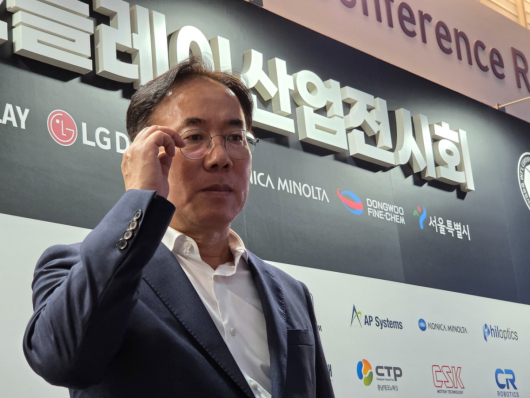 정철동 LG디스플레이 사장이 22일 서울 강남구 코엑스에서 열린 'K-디스플레이 2026'에서 취재진의 질문에 답하고 있다./사진=최지은 기자 