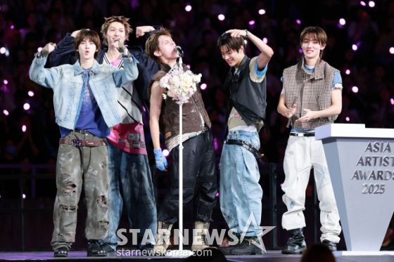 그룹 코르티스(CORTIS)가 6일 가오슝 내셔널 스타디움에서 진행된 스타뉴스 주최 '10주년 아시아 아티스트 어워즈 2025(10th Anniversary Asia Artist Awards 2025, '10주년 AAA 2025')에서 AAA Rookie of the Year상을 받고 수상소감을 말하고 있다. /2025.12.06 /사진=임성균 tjdrbs23@