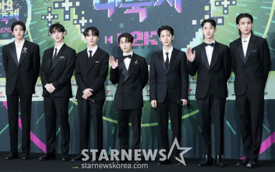 그룹 펜타곤이 16일 오후 서울 송파구 잠실종합운동장 실내체육관에서 열린 '2022 KBS 가요대축제'에 참석해 포즈를 취하고 있다.  2022.12.16