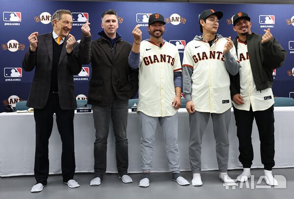 왼쪽부터 래리 베어 최고경영자(CEO), 버스터 포지 사장, 토니 비텔로 감독, 이정후, 윌리 아다메스