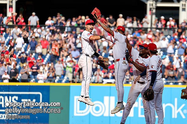 승리를 자축하고 있는 클리블랜드 가디언스 선수단. (사진=게티이미지코리아)