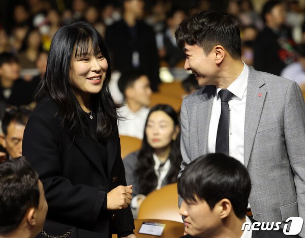 이예랑 리코스포츠에이전시 대표(왼쪽)와 박준혁 롯데 자이언츠 단장. (사진=뉴스1)