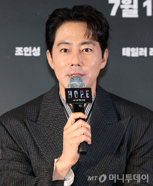 배우 조인성(44)이 최근 온라인에서 화제가 된 무대인사 발언에 대해 설명했다. 