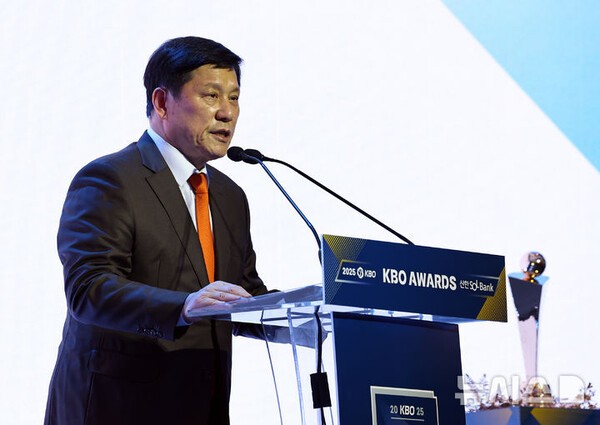 24일 서울 롯데호텔 월드 크리스탈볼룸에서 열린 2025 신한 SOL뱅크 KBO 시상식에 참석한 허구연 KBO 총재가 발언하고 있다. (사진=뉴시스)