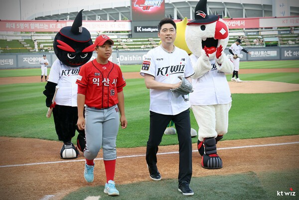 시구∙시타 행사를 마친 김동문 익산시 홍보 대사와 익산 리틀 야구단 안종진 선수