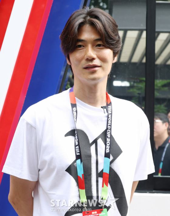 대한민국 축구 국가대표팀이 2026 북중미월드컵을 하루 앞준 10일, 멕시코 과달라하라 치바스 베르데 바예에서 훈련을 진행했다.  기성용이 훈련장을 찾아 취재진 인터뷰에 응하고 있다. /사진=김진경 kim.jinkyung@