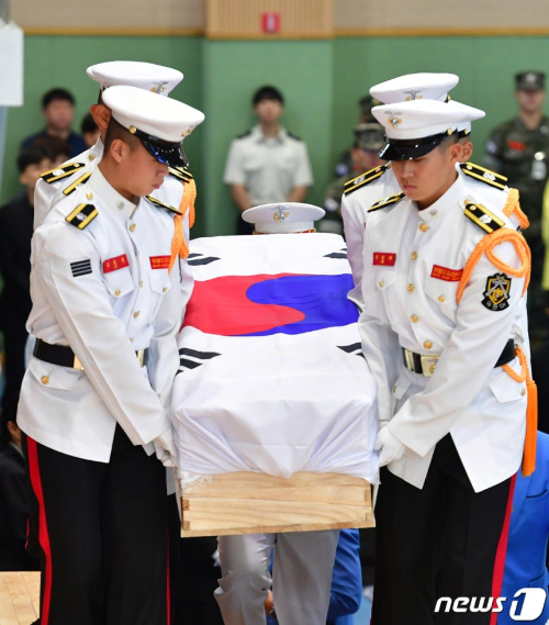 경북 포항시 남구 해병대 1사단 내 김대식 관에서 엄수된 고 채수근 상병 영결식에서 해병대 의장대원들이 채 상병의 관을 영결식장으로 운구하고 있다. /사진=뉴스1