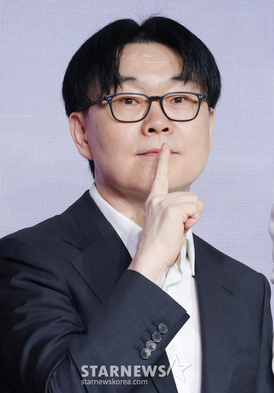 포즈 취하는 '스캔들' 정지우 감독[★포토]