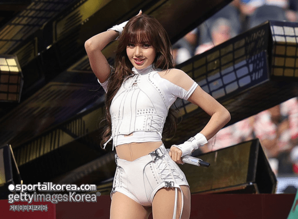 2026 북중미 월드컵 개막식에서 공연을 펼치고 있는 블랭핑크 멤버 리사. 브랜드 및 문화 전문가 닉 이드가 추산한 리사의 이번 월드컵에서의 수익은 900만 파운드(약 176억 원)였다.