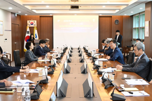 이민근 안산시장(오른쪽열 2번째)이 지난 21일 한국생산기술연구원에서 열린 안산사이언스벨리(ASV) 기관장 회의를 주재하고 있다./사진제공=안산시