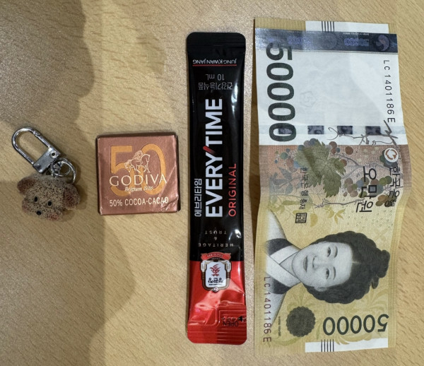 일본인 관광객 A씨가 지난 11월 공항철도에서 만난 한국인으로부터 받았다는 선물들/사진=스레드(@h.o.n.t.a.m.a) 갈무리