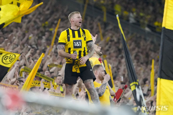[도르트문트=AP/뉴시스] 보루시아 도르트문트(독일)의 팬들이 1일(현지시각) 독일 도르트문트의 BVB 슈타디온에서 열린 2023-24 유럽축구연맹(UEFA) 챔피언스리그(UCL) 준결승 1차전 파리 생제르맹(PSG, 프랑스)과의 경기 중 도르트문트를 응원하고 있다. 도르트문트가 1-0으로 승리했고 PSG의 이강인은 팀의 패배를 벤치에서 지켜봤다. 2024.05.02.  