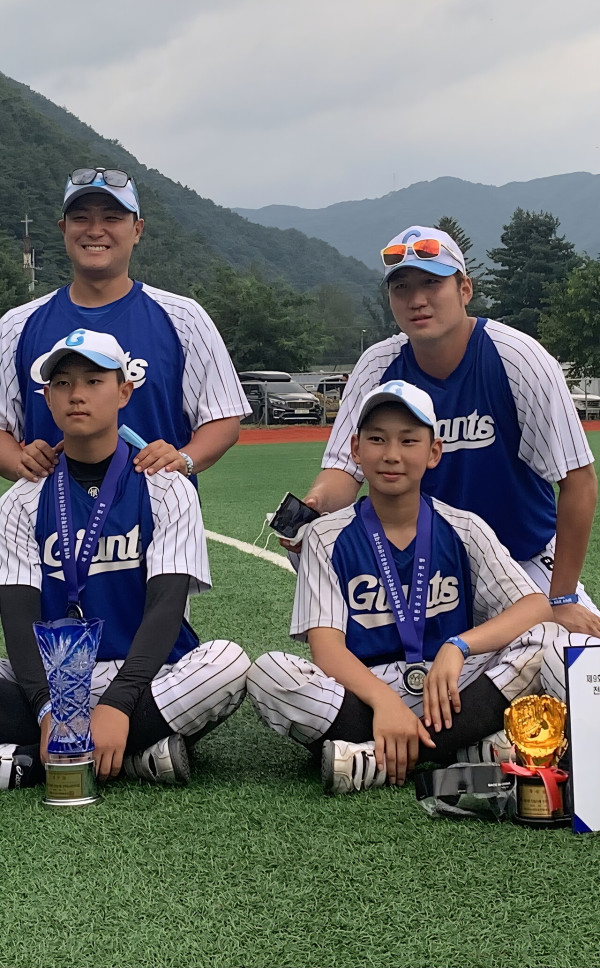 유소년야구 역사상 처음으로 한 팀에서 동시에 2명 지명된 경기 일산자이언츠유소년야구단 출신 최현우(배명고, 오른쪽)와 이민준(휘문고, 왼쪽). 2020 제9회 인제군수배 전국유소년야구대회 준우승 후 기념촬영