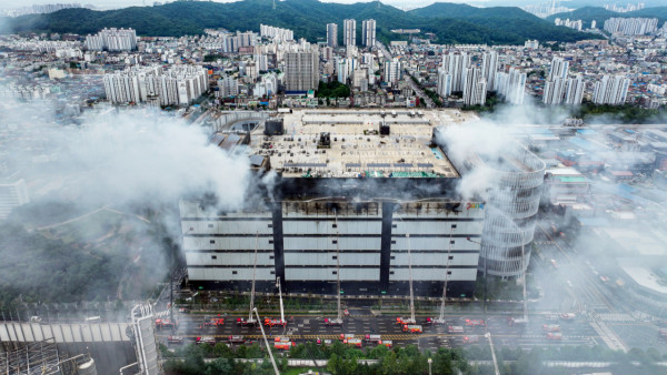 20일 인천 서해구 석남동 쿠팡32물류센터에서 화재가 발생해 소방당국이 진압을 하고 있다. /사진=뉴시스 
