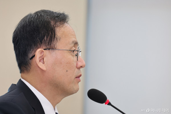 [서울=뉴시스] 최진석 기자 = 이형일 부총리 겸 재정경제부장관 후보가 15일 여의도 국회에서 열린 제439회 국회(정기회) 재정경제기획위원회 국무위원후보자(부총리 겸 재정경제부장관 이형일) 인사청문회에서 의원 질의에 답하고 있다. 2026.09.15. myjs@newsis.com /사진=