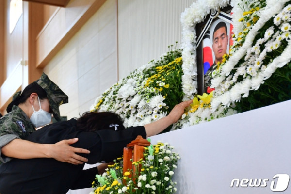 경북 포항시 해병대 1사단 내 김대식 관에 마련된 고 채수근 일병 빈소에서 채 일병의 어머니가 영정 사진을 보고 오열하고 있다. /사진=뉴스1