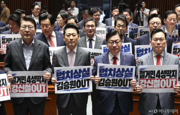 [서울=뉴시스] 김근수 기자 = 장동혁 국민의힘 대표와 정점식 원내대표를 비롯한 소속의원들이 17일 오후 서울 여의도 국회 예결위원회 회의실에서 열린 의원총회에서 더불어민주당의 김승원 법무장관과 강신철 국방장관에 대한 인사청문보고서 채택에 반발하는 손 피켓을 들고 구호를 외치고 있다.  2026.09.17. ks@newsis.com /사진=김근수