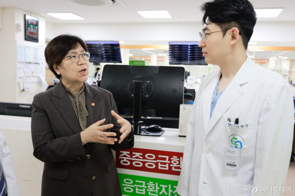 정은경 보건복지부 장관이 지난해 충북 청주 서원구 충북대학교병원을 방문해 권역응급의료센터 의료진들과 대화를 나누고 있다./사진=보건복지부, 뉴스1