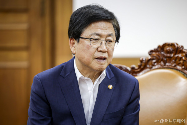 [서울=뉴시스] 정병혁 기자 = 최교진 교육부 장관이 14일 서울 여의도 국회 집무실에서 조정식 국회의장과 만나 대화를 나누고 있다. 2026.07.14.   /사진=정병혁