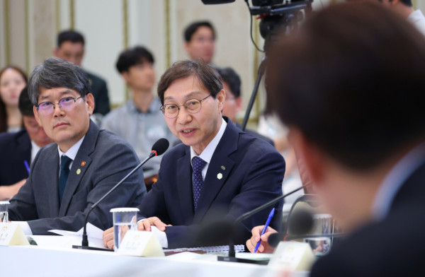 [서울=뉴시스] 조성봉 기자 = 김성주 국민연금공단 이사장이 16일 청와대 영빈관에서 열린 