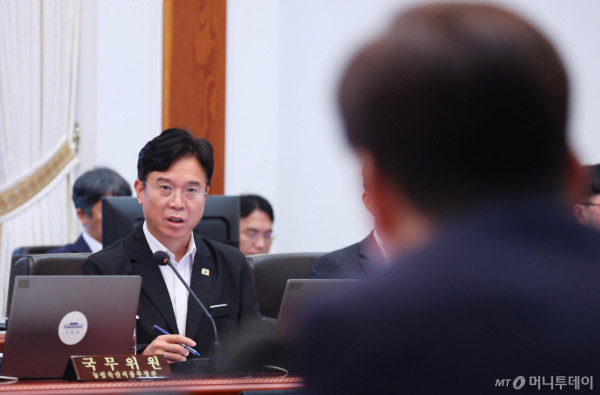 김영훈 고용노동부 장관이 지난7월21일 청와대에서 열린 국무회의에서 이재명 대통령의 질문에 답변하고 있다./사진=뉴시스