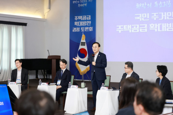 [서울=뉴시스] 김윤덕 국토교통부 장관이 14일 서울 중구 정동 1928 아트센터에서 열린 주택공급 확대 방안 경청 토론회에서 발언하고 있다. (사진=국토부 제공) *재판매 및 DB 금지