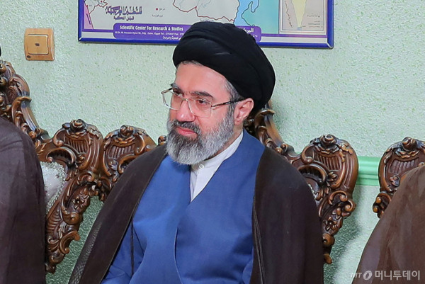 (AFP=뉴스1) = 이란 최고지도자에 아야톨라 알리 하메네이의 차남 모즈타바 하메네이(Mojtaba Khamenei) 가 선출됐다고 로이터·AFP 통신이 국영 언론을 인용해 8일(현지시간) 보도했다.  ⓒ AFP=뉴스1  Copyright (C) 뉴스1. All rights reserved. 무단 전재 및 재배포,  AI학습 이용 금지. /사진=(AFP=뉴스1)