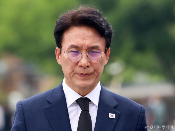 (김해=뉴스1) 윤일지 기자 = 더불어민주당 당대표 후보인 김민석 전 총리가 17일 경남 김해 진영읍 봉하마을을 찾아 고 노무현 전 대통령 묘역을 참배하고 있다. 2026.7.17/뉴스1  Copyright (C) 뉴스1. All rights reserved. 무단 전재 및 재배포,  AI학습 이용 금지. /사진=(김해=뉴스1) 윤일지 기자