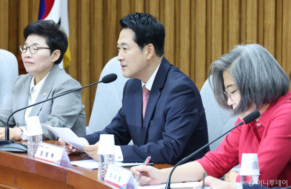 [서울=뉴시스] 최진석 기자 = 장동혁(가운데) 국민의힘 대표가 9일 여의도 국회에서 열린 국민안전-경찰 수사종결권 통제·개선 토론회에서 발언하고 있다. 2026.09.09. myjs@newsis.com /사진=최진석