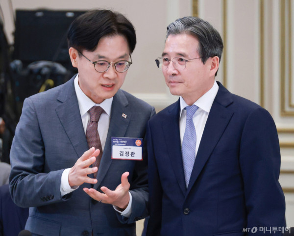 (서울=뉴스1) 허경 기자 = 김정관 산업통상부 장관과 김용범 정책실장이 13일 청와대 영빈관에서 열린 2026년 국가재정전략회의에서 대화하고 있다. 2026.7.13/뉴스1  Copyright (C) 뉴스1. All rights reserved. 무단 전재 및 재배포,  AI학습 이용 금지. /사진=(서울=뉴스1) 허경 기자