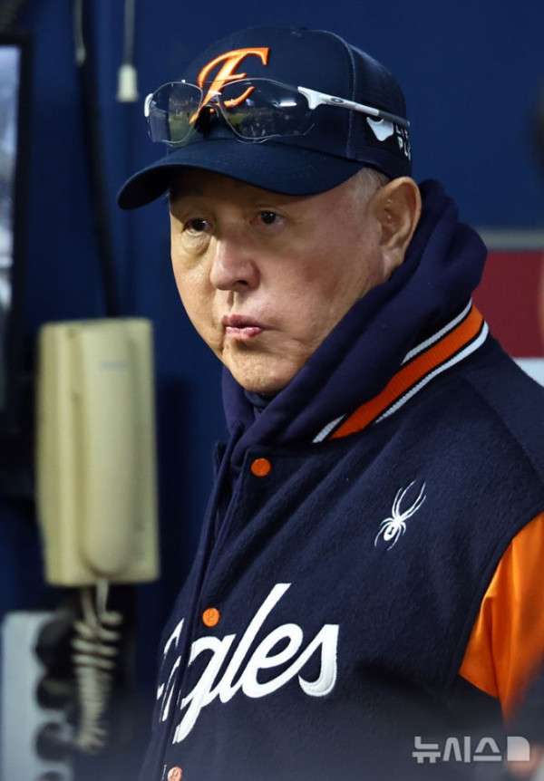 지난 27일 오후 서울 송파구 잠실야구장에서 열린 2025 KBO 한국시리즈 2차전 한화 이글스와 LG 트윈스의 경기, 한화 김경문 감독이 선수들을 바라보고 있다. /사진=뉴시스