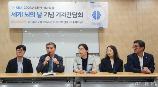 22일 대한신경과학회가 개최한 기자간담회에서 서대원 이사장(왼쪽 2번째, 삼성서울병원 신경과 교수)은 