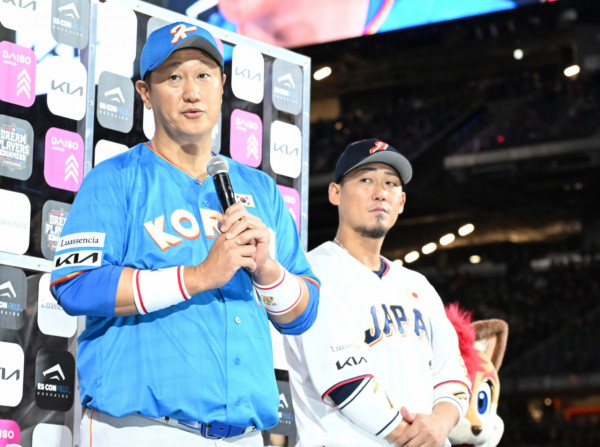 2025년 11월30일 일본 에스콘필드 홋카이도에서 ‘한일 드림 플레이어즈 게임’이 열려 한국이 이대호의 홈런을 앞세워 7-1로 승리했다. 이대호가 MVP 인터뷰를 하고 있다./사진=사진공동취재단(뉴스1)
