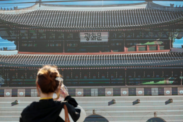 15일 오후 서울 종로구 경복궁 흥례문 광장에서 열린 629돌 세종대왕 나신 날 기념행사에서 한 시민이 광화문 한글 현판 쓰기 체험을 하고 있다. /사진=뉴시스
