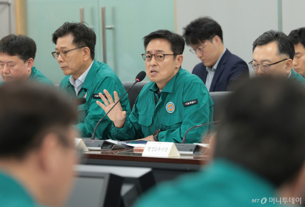 (서울=뉴스1) 권현진 기자 = 여장권 서울시 교통실장이 15일 오전 서울 중구 서울시청 기획상황실에서 열린 시내버스 파업 관련 긴급 대책회의에 참석해 발언하고 있다. 2026.9.15/뉴스1  Copyright (C) 뉴스1. All rights reserved. 무단 전재 및 재배포,  AI학습 이용 금지. /사진=(서울=뉴스1) 권현진 기자