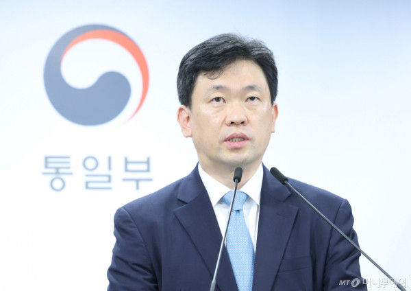 [서울=뉴시스] 조수정 기자 = 윤민호 통일부 대변인이 14일 오전 서울 종로구 정부서울청사에서 정례 브리핑을 하고 있다. 2026.09.14. chocrystal@newsis.com 