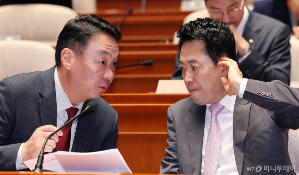 (서울=뉴스1) 박지혜 기자 = 장동혁 국민의힘 대표가 17일 서울 여의도 국회에서 열린 의원총회에서 정희용 사무총장과 대화를 나누고 있다. 2026.9.17/뉴스1  Copyright (C) 뉴스1. All rights reserved. 무단 전재 및 재배포,  AI학습 이용 금지. /사진=(서울=뉴스1) 박지혜 기자