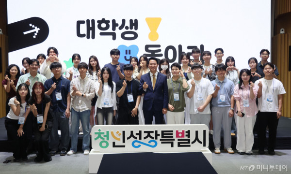 [서울=뉴시스] 권창회 기자 = 오세훈 서울시장이 2일 오후 서울 중구 서울시청에서 열린 대학생 동아리 네트워킹 데이에서 대학생들과 기념촬영을 하고 있다. 2026.07.02. kch0523@newsis.com /사진=권창회