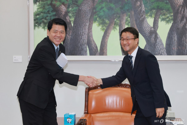 [서울=뉴시스] 정병혁 기자 = 한병도(오른쪽) 더불어민주당 대표 직무대행 겸 원내대표와 김준형 조국혁신당 대표 권한대행 겸 원내대표가 21일 서울 여의도 국회 운영위원장실에서 회동에 앞서 악수를 하고 있다. (공동취재) 2026.07.21. photo@newsis.com /사진=