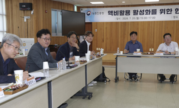 이승돈 농촌진흥청장이 20일 경남 합천군 합천축협 가축분뇨 공동자원화시설을 방문해 액비 생산·공급 현황을 점검하고, 액비 활용 확대 방안과 관련한 현장 의견을 청취했다. /사진=농촌진흥청