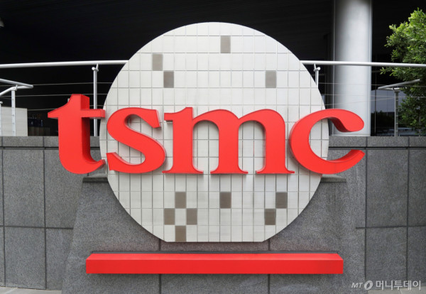 [신주(新竹)=AP/뉴시스]대만의 주요 컴퓨터 칩 제조업체 TSMC는 16일 미국 내 생산 능력 확장에 1000억 달러(147조8900억원)를 추가로 지출할 계획이라고 밝혔다. 사진은 2021년 10월20일 대만 신주의 TSMC 본사의 로고. 2026.07.16. /사진=유세진