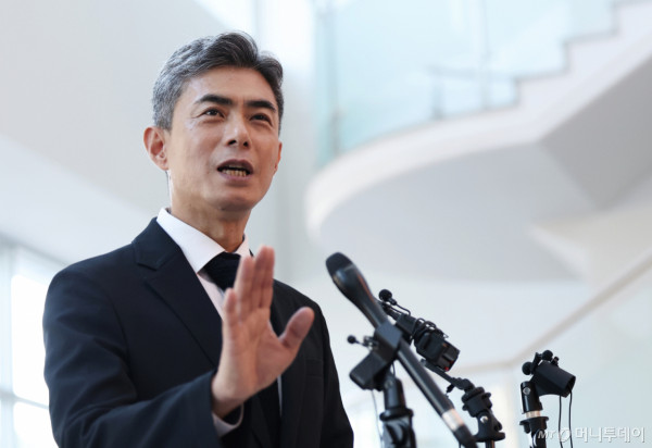 (서울=뉴스1) 오대일 기자 = 강신철 국방부 장관 후보자가 3일 오전 서울 용산구 국방컨벤션에 마련된 인사청문회 준비 사무실로 첫 출근하며 소감을 밝히고 있다. 2026.9.3/뉴스1  Copyright (C) 뉴스1. All rights reserved. 무단 전재 및 재배포,  AI학습 이용 금지. 