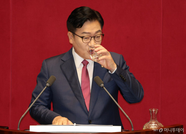 [서울=뉴시스] 고범준 기자 = 정점식 국민의힘 원내대표가 8일 서울 여의도 국회에서 열린 제439회 국회(정기회) 제4차 본회의에서 국정에 관한 교섭단체 대표연설을 하던 중 물을 마시고 있다. 2026.09.08. bjko@newsis.com /사진=고범준