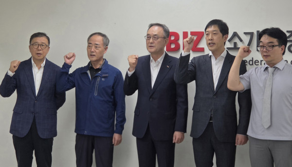송치영 소상공인연합회장(왼쪽부터 세번째), 고장수 전국카페사장협동조합 이사장(네번째) 등 소상공인 관련 5개 단체가 서울 여의도 중소기업중앙회에서 기자회견을 열고 