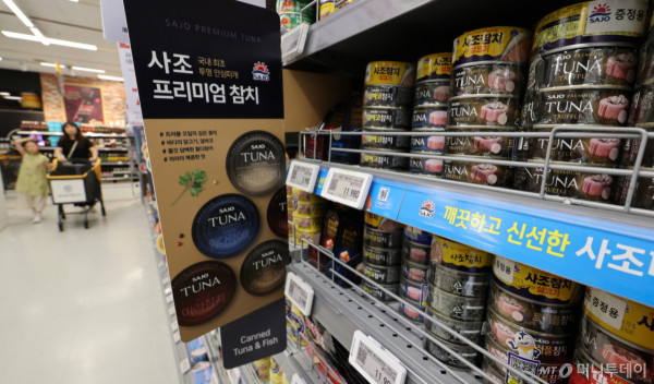 (서울=뉴스1) 박지혜 기자 = 16일 서울의 한 대형마트에 종합식품기업 사조 참치캔 제품이 진열돼 있다.  사조는 다음 달 3일부터 참치캔 10%, 꽁치·고등어 등 수산캔 20%, 장류와 식용유지류는 각각 12%씩 출고가를 인상할 예정이다.  2026.7.16/뉴스1  Copyright (C) 뉴스1. All rights reserved. 무단 전재 및 재배포,  AI학습 이용 금지. /사진=(서울=뉴스1) 박지혜 기자