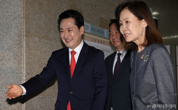 [서울=뉴시스] 김근수 기자 = 장동혁 국민의힘 대표와 미셸 스틸 주한미국대사가 15일 오후 서울 여의도 국회에서 접견하기 위해 이동하고 있다. 2026.09.15. ks@newsis.com /사진=김근수