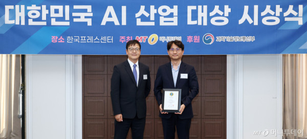 수퍼빈 김응식 부사장(오른쪽)이 
